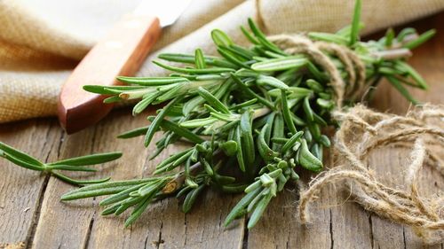 6 plante aromatice vindecătoare ce trebuie să fie în orice bucătărie