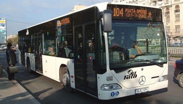 POLIŢISTĂ ÎNJUNGHIATĂ în autobuzul 104 din Capitală
