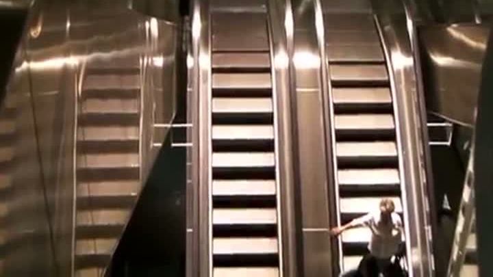 JENANT. Abia instalate în staţiile de metrou, 30 de scări rulante vor trebui schimbate din nou