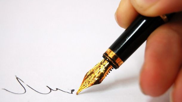 Băsescu promulgă legea pentru abilitarea Guvernului de a emite ordonanţe în vacanţa parlamentară