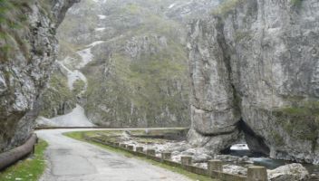 SEMNUL MIRACULOS care a apărut pe o STÂNCĂ din Cheile Sohodolului, observat de un COPIL prima dată