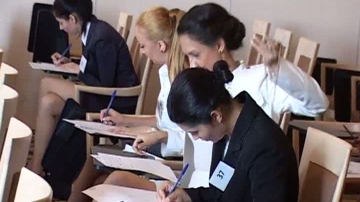 PRIMA ŞCOALĂ GRATUITĂ DE STEWARDESE. Peste 130 de tinere s-au înscris deja la cursuri 