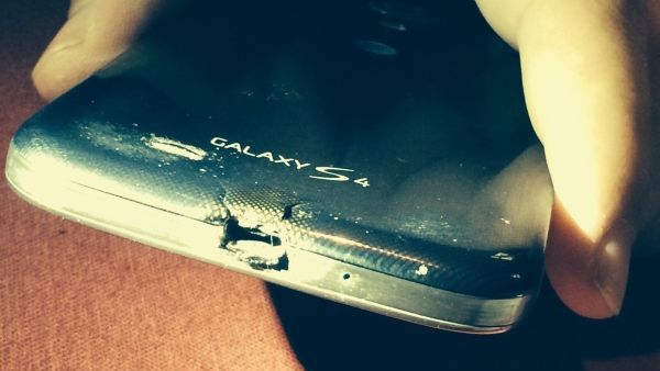 S-a plâns că i s-a stricat telefonul, un Samsung Galaxy S4. REACŢIA INEDITĂ a celor de la HTC