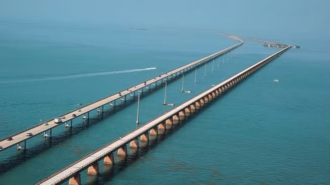 AUTOSTRADA de 100 de kilometri PESTE OCEAN. Imagini spectaculoase