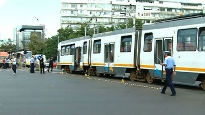 Un om fără adăpost, călcat de tramvai în Bucureşti