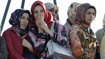 Un demnitar turc sfătuieşte femeile să nu râdă puternic în public