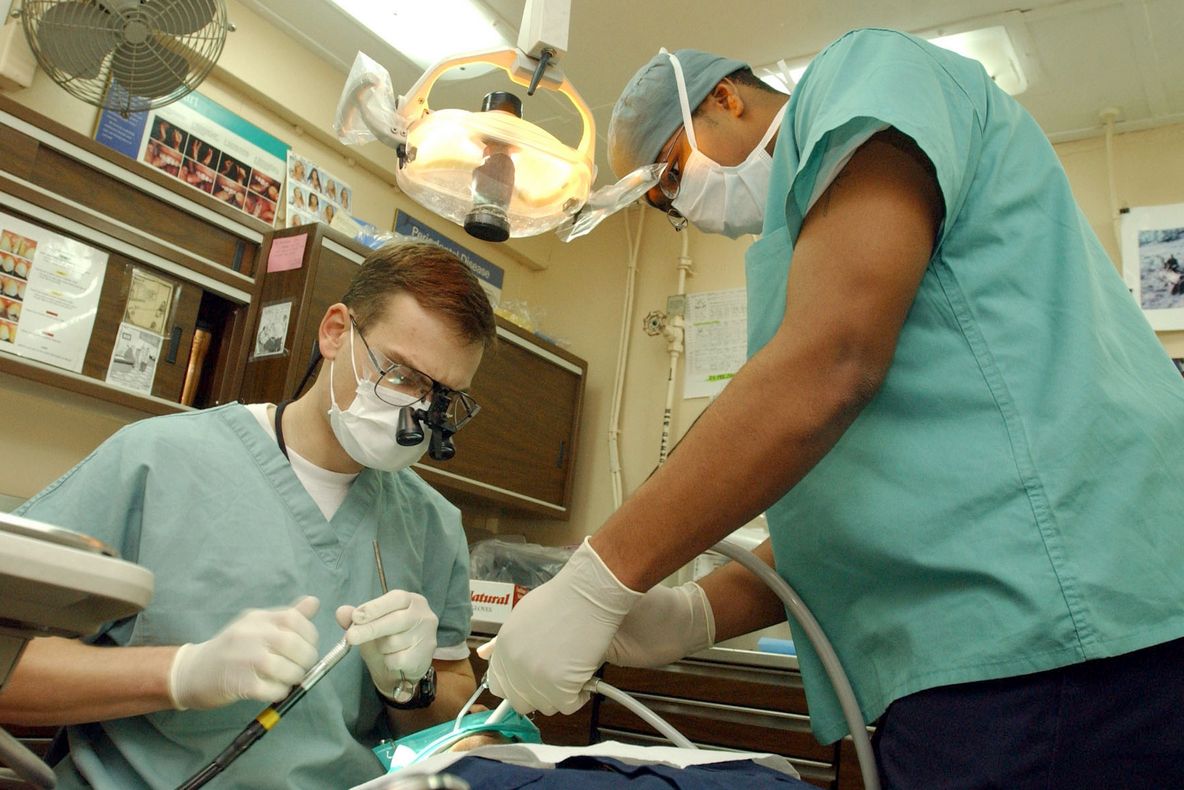 NEOBIŞNUIT. Unui tânăr din India i s-au extras 232 de dinţi