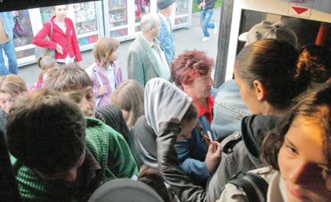 BANCUL ZILEI. Aglomerație mare la urcarea în autobuz   