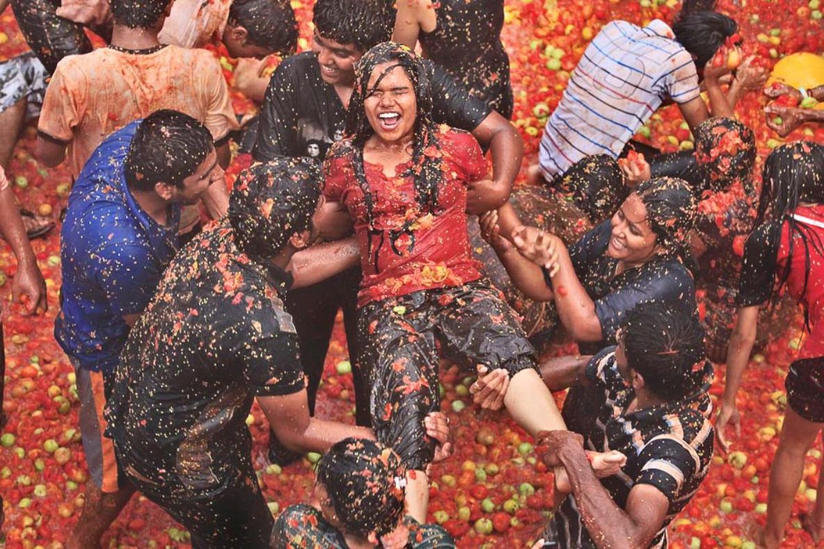 Mii de petrecăreţi, implicaţi într-o bătaie uriaşă cu roşii