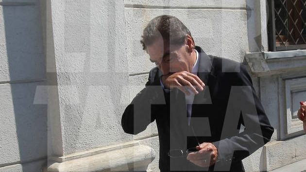 COPLEŞIT DE DURERE: Petre Roman A PLÂNS ÎN HOHOTE la înmormântarea lui Patriciu