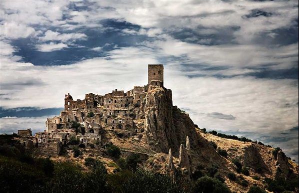 Cel mai frumos oraş abandonat. Povestea fascinantă a unui oraș părăsit folosit ca locaţie de filmare