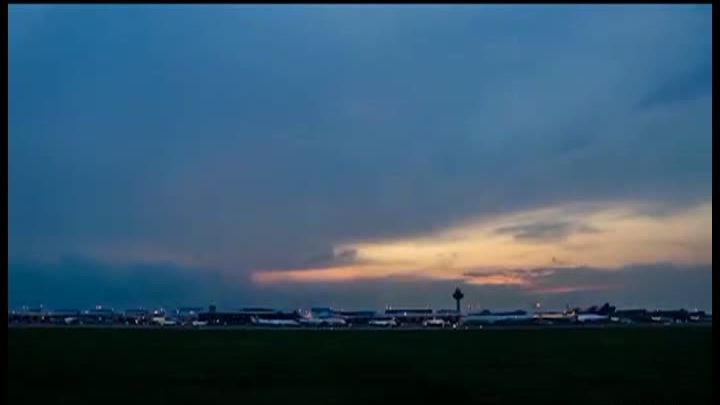 SPECTACOL NOCTURN PE AEROPORT. Imagini de o frumuseţe ireală