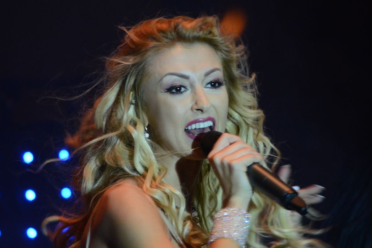 Andreea Bălan s-a fotografiat GOALĂ în casa, la 3 dimineața! FOTO