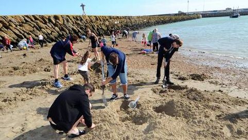 Ei sunt nebunii care caută comori pe plajă! Un artist a îngropat lingouri de aur