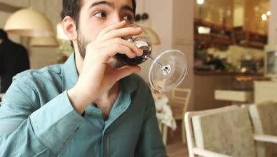 Preferi berea? Sau vinul? Spune-mi ce bei, ca să-ţi spun ce fel de persoană eşti!