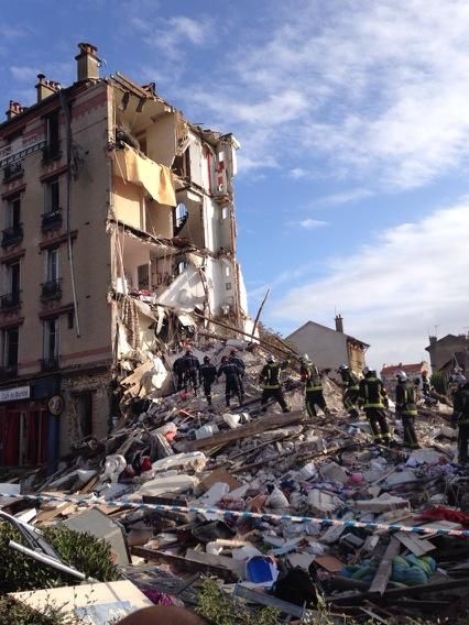 IMOBIL de 4 etaje, PRĂBUȘIT la Paris. PRIMUL BILANȚ: 1 copil a murit, 11 persoane rănite