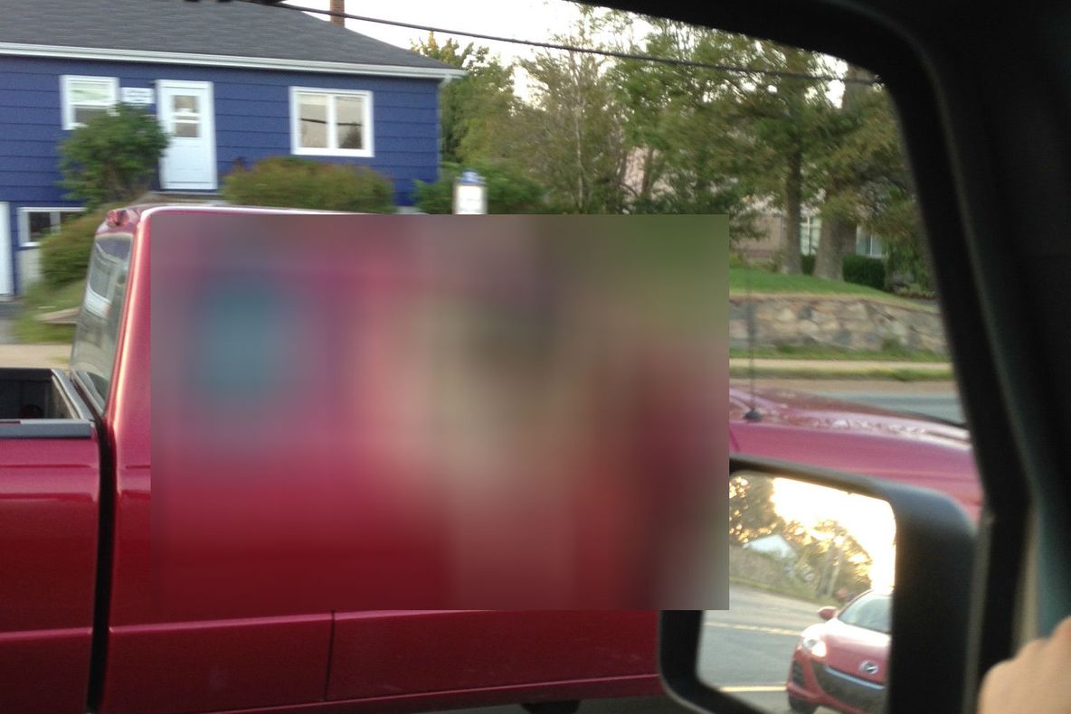 O maşină l-a depăşit în trafic. S-a uitat în stânga şi a ÎNCREMENIT când a văzut asta