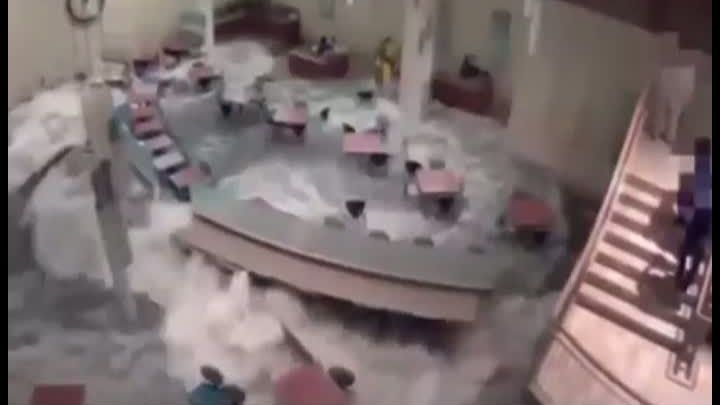 Imagini spectaculoase filmate în cantina unui spital: O viitură a distrus întreaga sală de mese