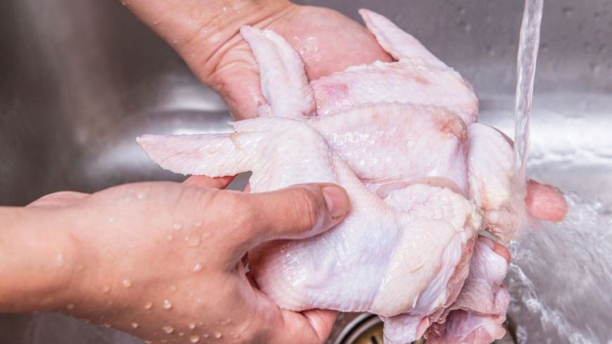De ce să NU speli niciodată carnea de pui crudă