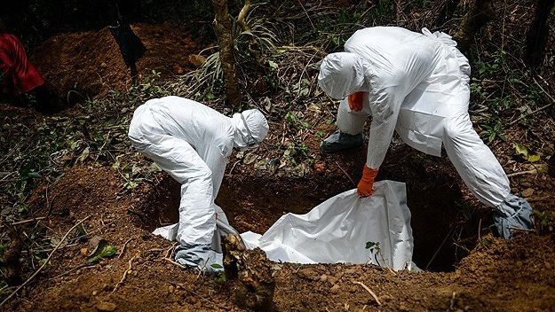 IMAGINILE GROAZEI. Un fotoreporter a reușit să intre într-o zonă grav afectată de EBOLA