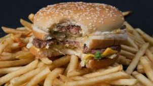 Dieta fast-food: cum pot slăbi cu mâncare rea?