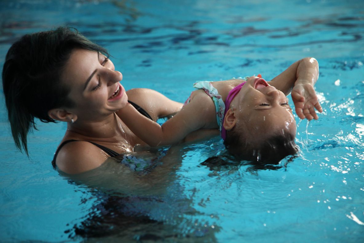 Cele mai frumoase poze cu Giulia si fetita ei! Vezi cum se joaca in apa!