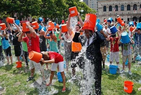 Ice Bucket Challenge: Ce ți se întâmplă dacă îți torni o găleată cu gheață pe cap