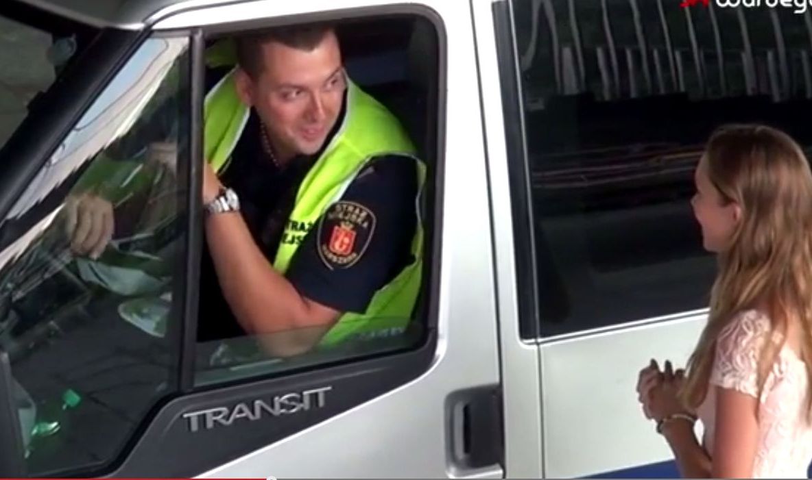 CAMERA ASCUNSĂ. Cum reacţionează bărbaţii la întrebarea unei tinere: Vrei să faci sex cu mine?