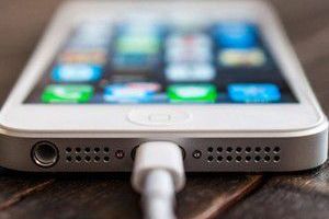 CAZ INCREDIBIL. A fost UCISĂ în somn de încărcătorul de la mobil