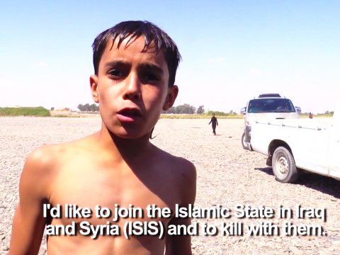 Copiii sunt înrolaţi de mici, iar Sharia este impusă cu arma în mână în "califatul" Statului Islamic