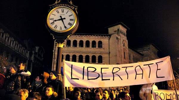 Bucureştenii s-au adunat la Universitate. Proteste în centrul Bucureştiului