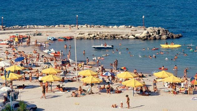 Amenzi usturătoare pentru părinții neglijenți. Ce pățesc dacă își lasă nesupravegheați copiii pe plajă