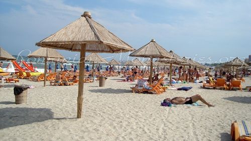 Băsescu, ziariştilor: Un week-end plăcut şi, dacă puteţi, mergeţi la mare, că s-au ridicat barierele