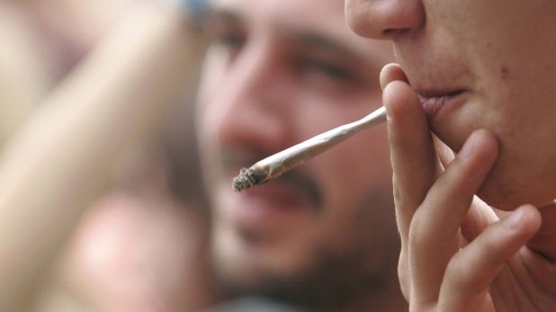 Doi tineri au murit după ce au fumat marijuana 