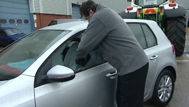 A coborât din maşină în Iaşi şi a rămas imediat fără poşetă