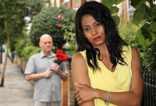 Motivul HALUCINANT pentru care această femeie, fotomodel, nu-şi poate găsi un iubit 