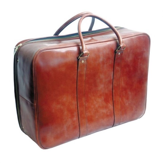 S-a trezit din senin cu o VALIZĂ pe terasă. A AMUŢIT când a auzit sunete din interior! 