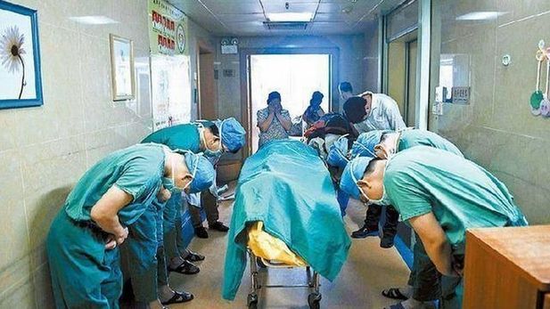 Fotografia care a impresionat o lume întreagă. De ce se înclină medicii în faţa unui copil decedat?