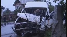 MICROBUZ LOVIT de un autotren. Şapte persoane au fost rănite 