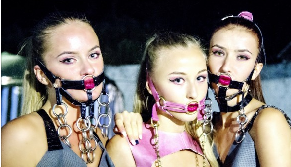 Modele de 16 ani, cu căluș și cătușe. Prezentare de modă ŞOCANTĂ la Satu Mare