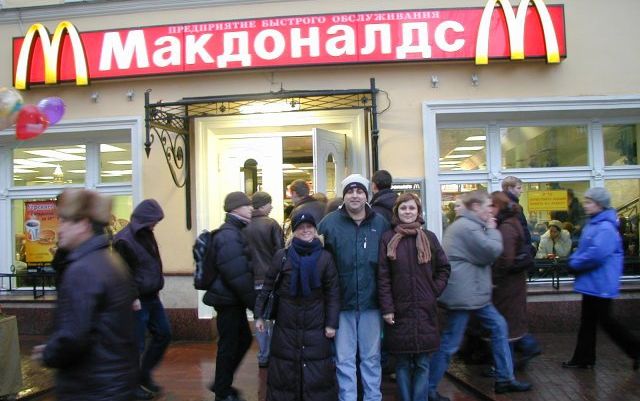 Protecţia consumatorului închide 4 restaurante McDonald's din Moscova