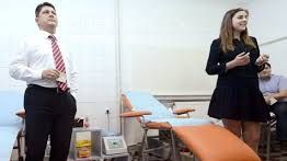 "ERAU VERZI la faţă!". Cum au mimat miniştrii din Guvernul Ponta că donează sânge?