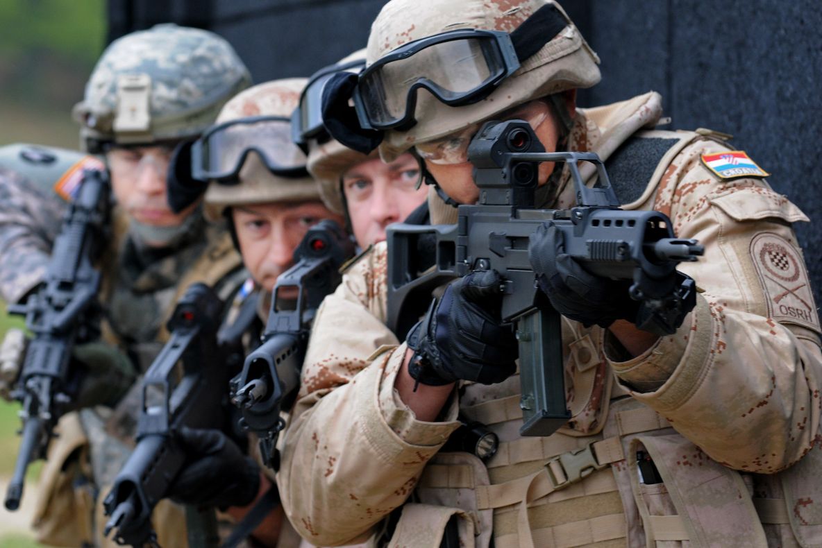 NATO anunţă că va trimite trupe în noi baze din estul Europei