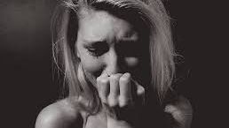 "M-A OBLIGAT SĂ-MI SCRIU DEMISIA!". O femeie spune că fostul şef ar fi dat-o afară fără motiv 