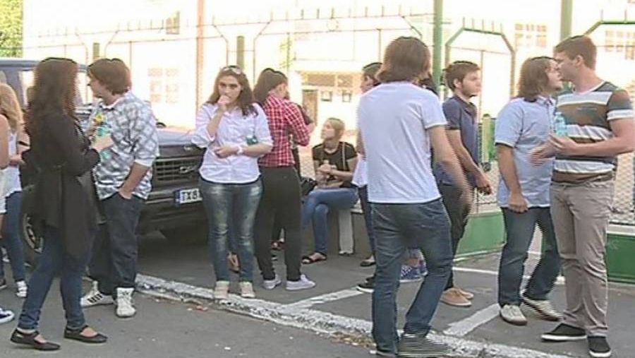 BAC 2014 ROMÂNĂ SCRIS. Ipostaza incredibilă în care au fost surprinşi elevii de camerele video