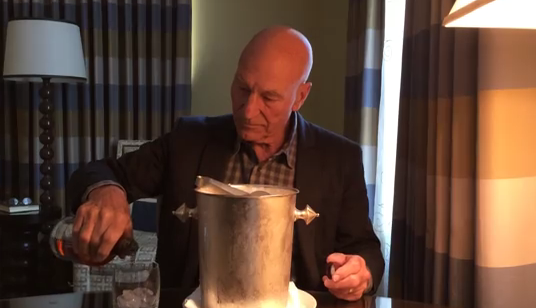 Cum ironizează Patrick Stewart provocarea găleţii cu gheaţă