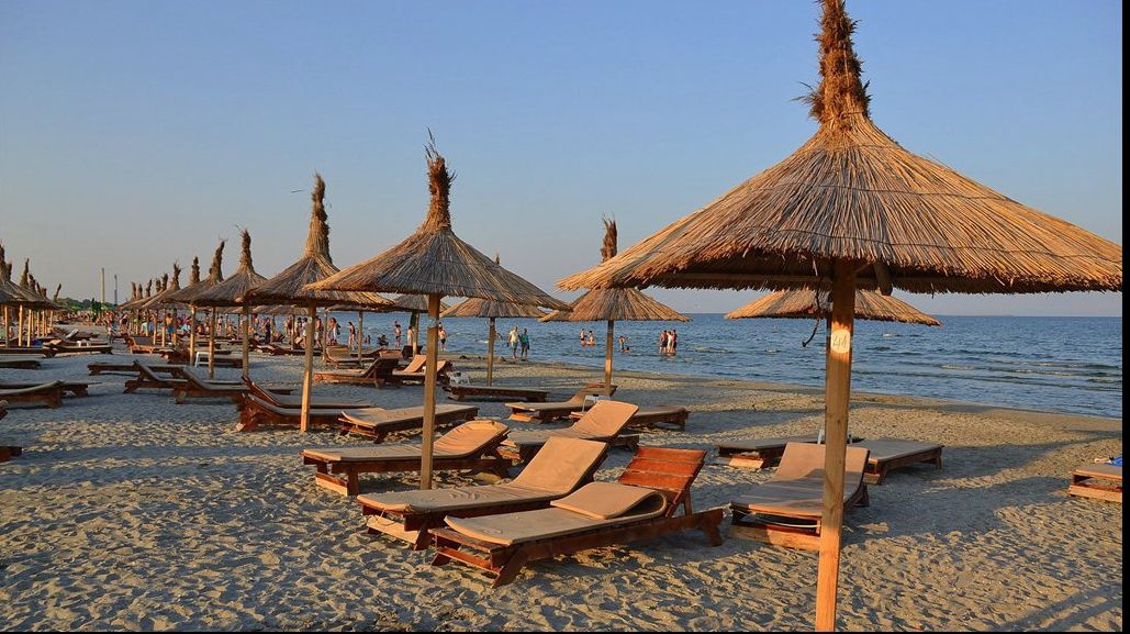 Plajă DISTRUSĂ de primar! Edilul din Năvodari vrea să construiască un drum chiar pe plajă