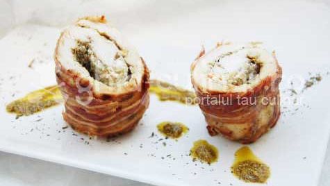Rulou de pui umplut cu pesto şi brânză de capră