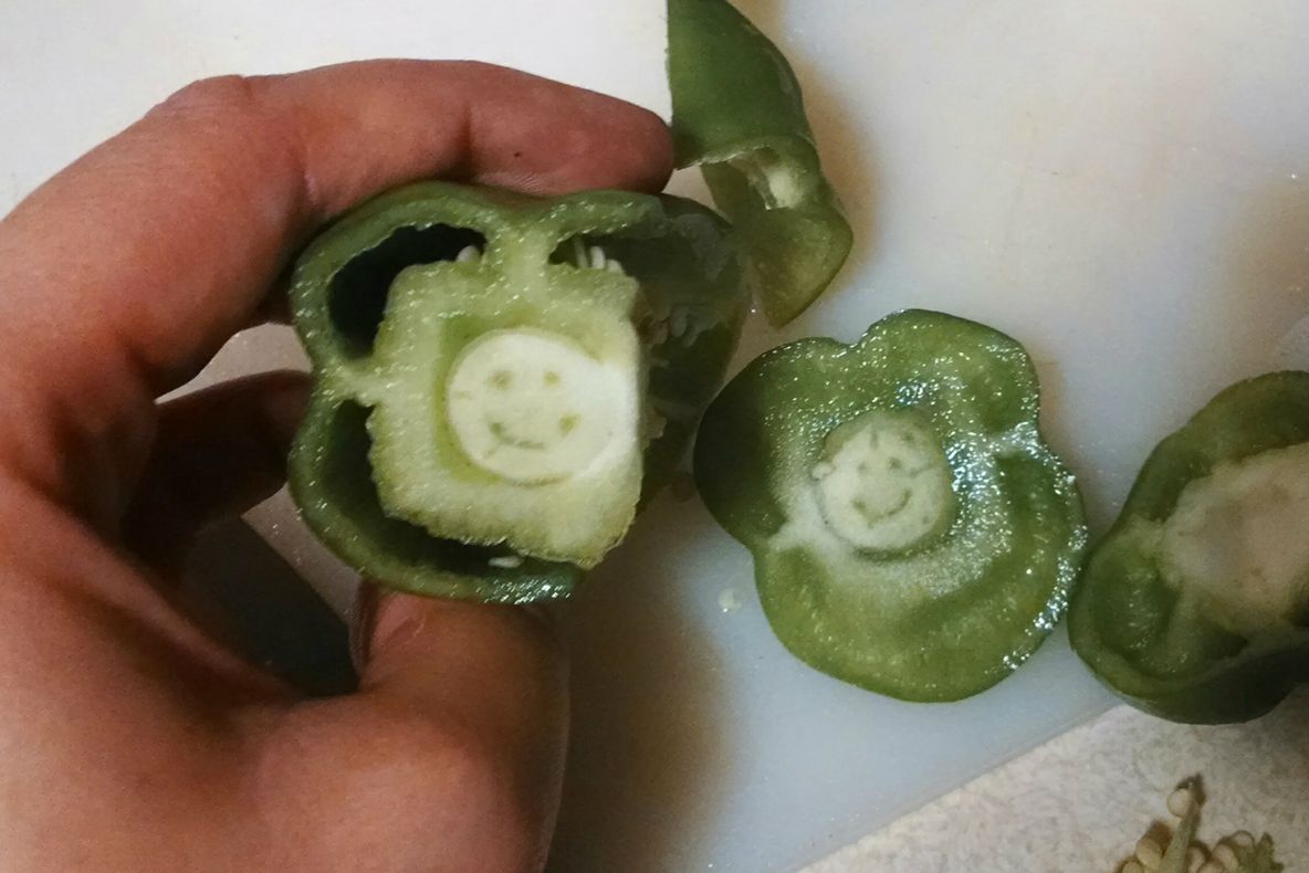 S-a apucat să taie legume pentru mâncare. Ce a descoperit într-un ardei l-a lăsat cu gura căscată