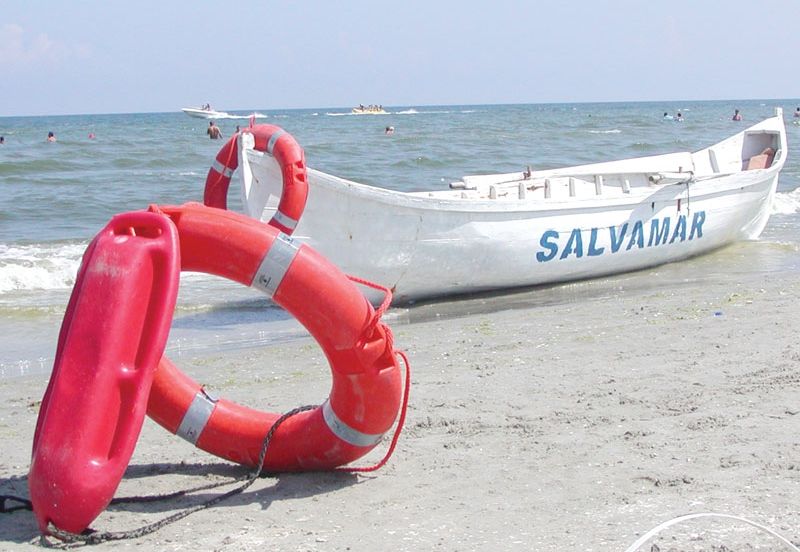 Moment emoționant pe plajă: ”Mi-ați salvat copilul!”. Salvamar aplaudat de turiști